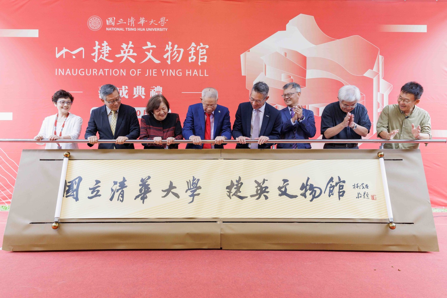 清華大學捷英文物館落成,左起文物館長謝小芩、前校長賀陳弘、曾夫人陳韓、曾繁城、校長高為元、副校長簡禎富、楊儒賓、建築師黃聲遠共同揭幕。(圖/記者黃溎芬翻攝)