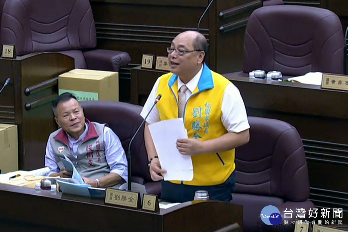桃園市議員劉勝全於議事堂進行質詢。<br /><br />