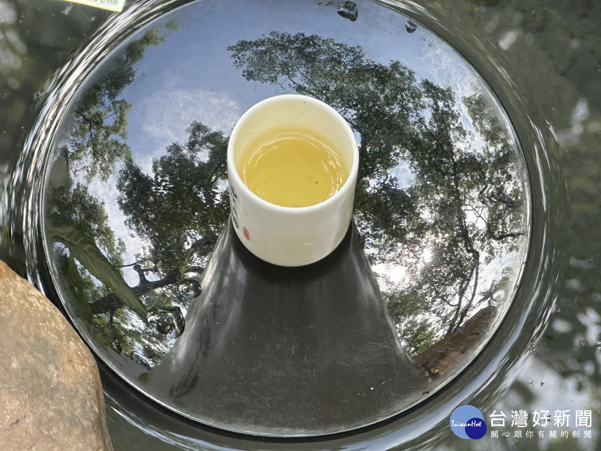 茶與周邊景相輝映更添滋味。(記者扶小萍攝)