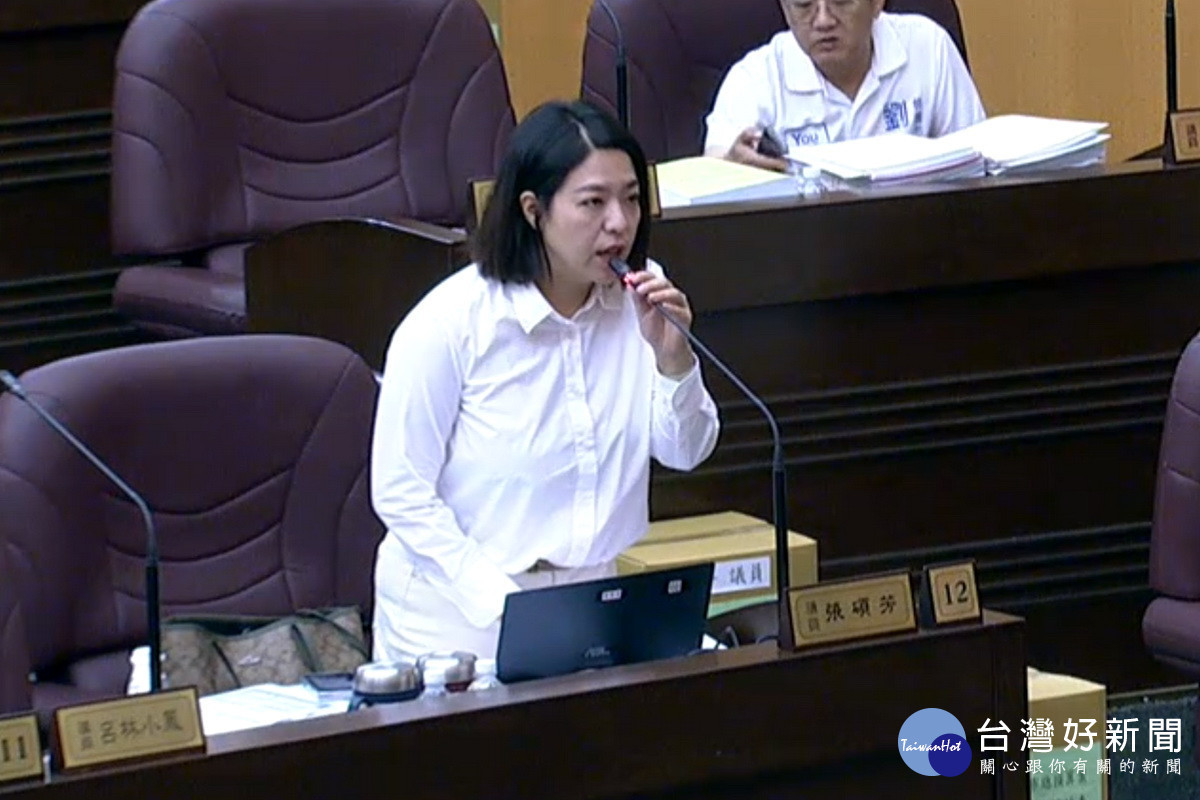 桃園市議員張碩芳於議事堂進行質詢。<br /><br />