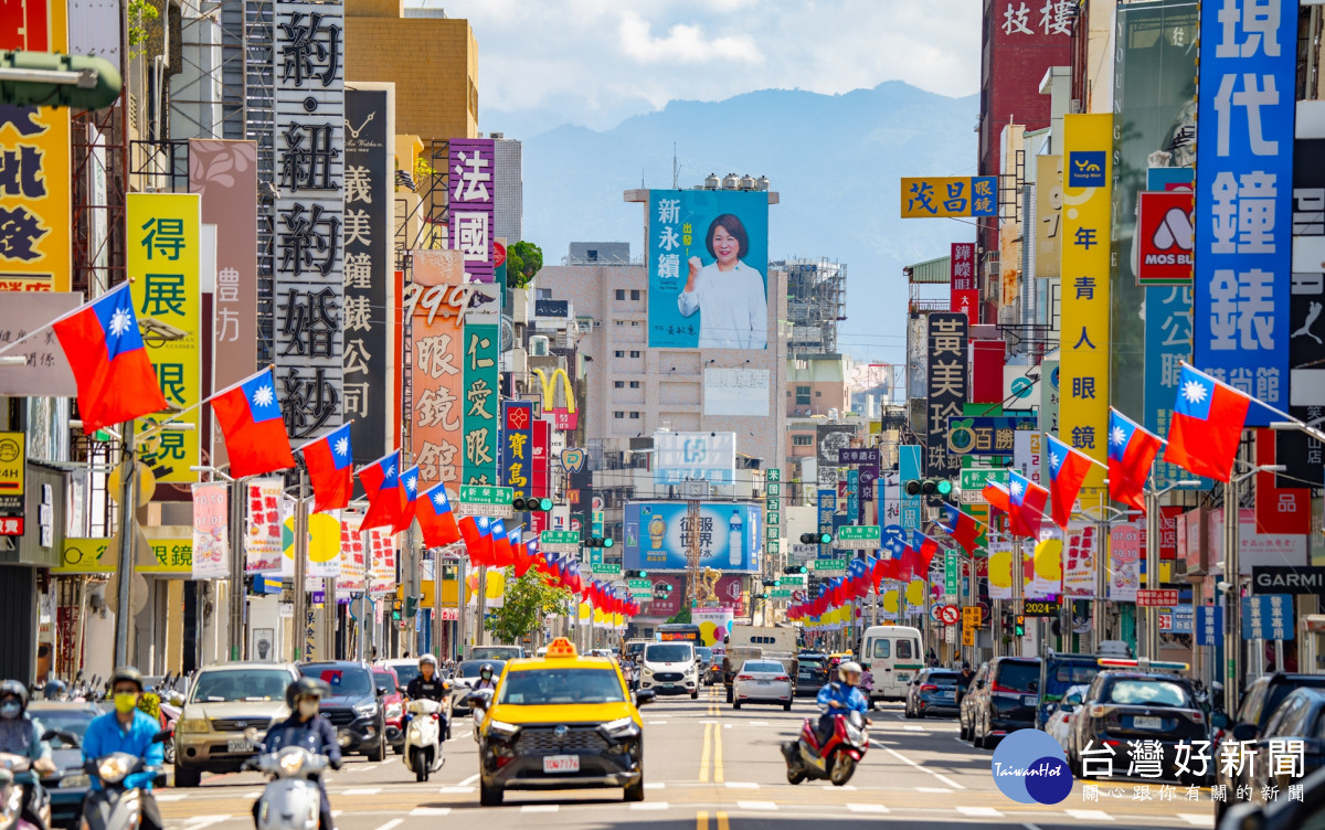 雙十國慶即將到來，嘉義市中山路兩側懸掛國旗提前為中華民國慶生/嘉義市府提供