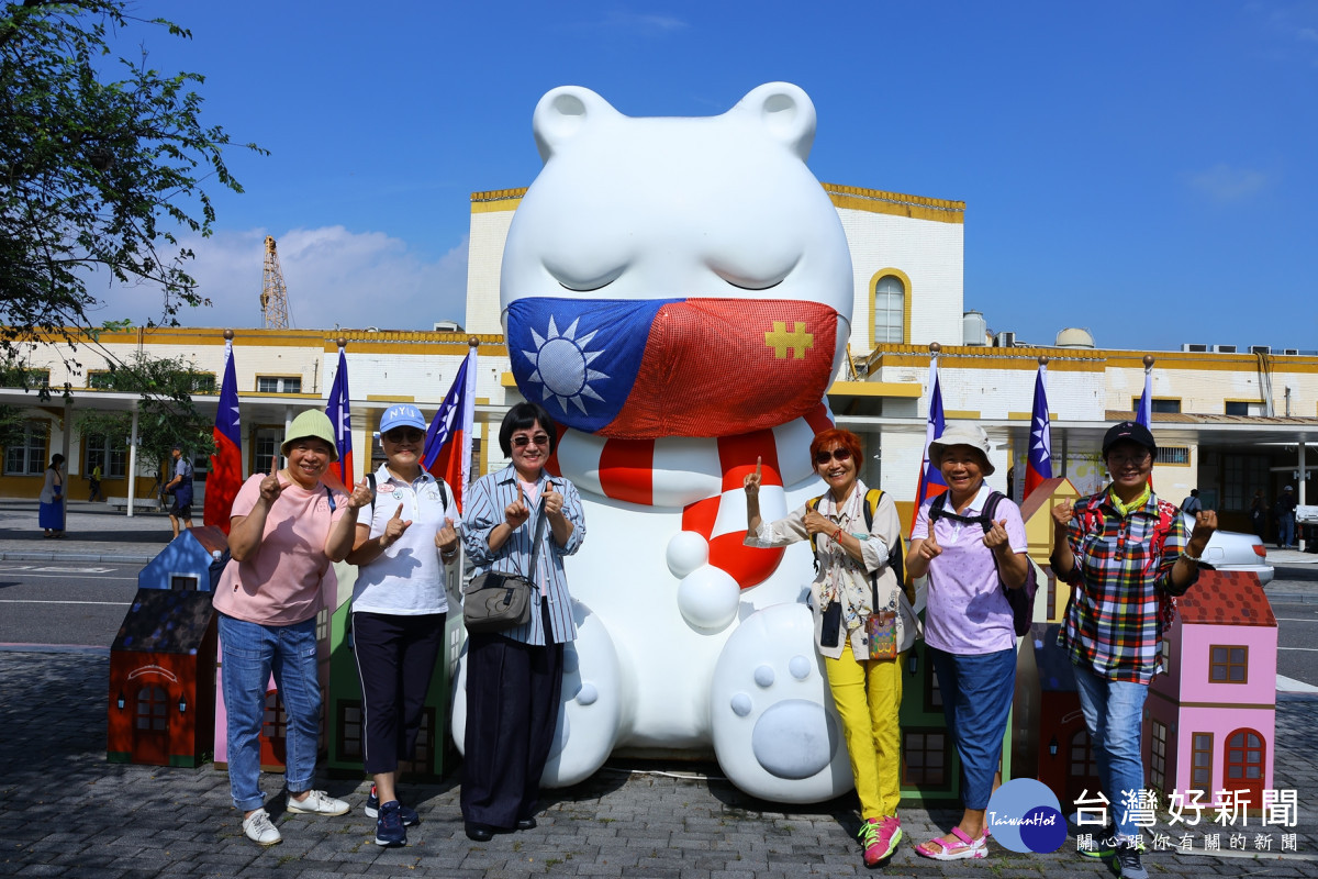 嘉義火車站前沉睡的大白熊應景換上「國旗口罩」,吸引民眾打卡、感受國慶氛圍/嘉義市府提供<br /><br /> <br /><br />