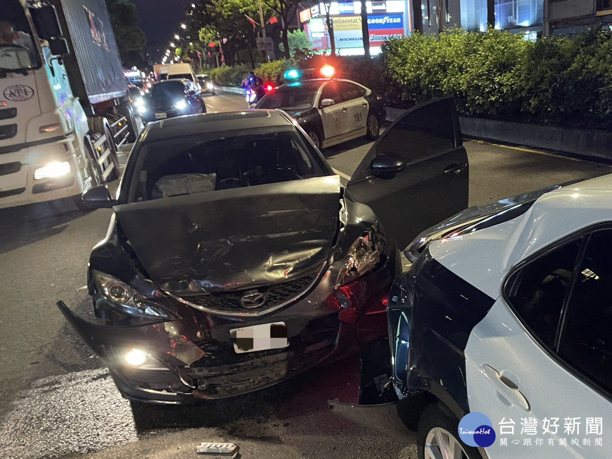 內壢派出所同仁於返所途中,突遭犯嫌駕車自後方高速撞擊。(民眾提供)