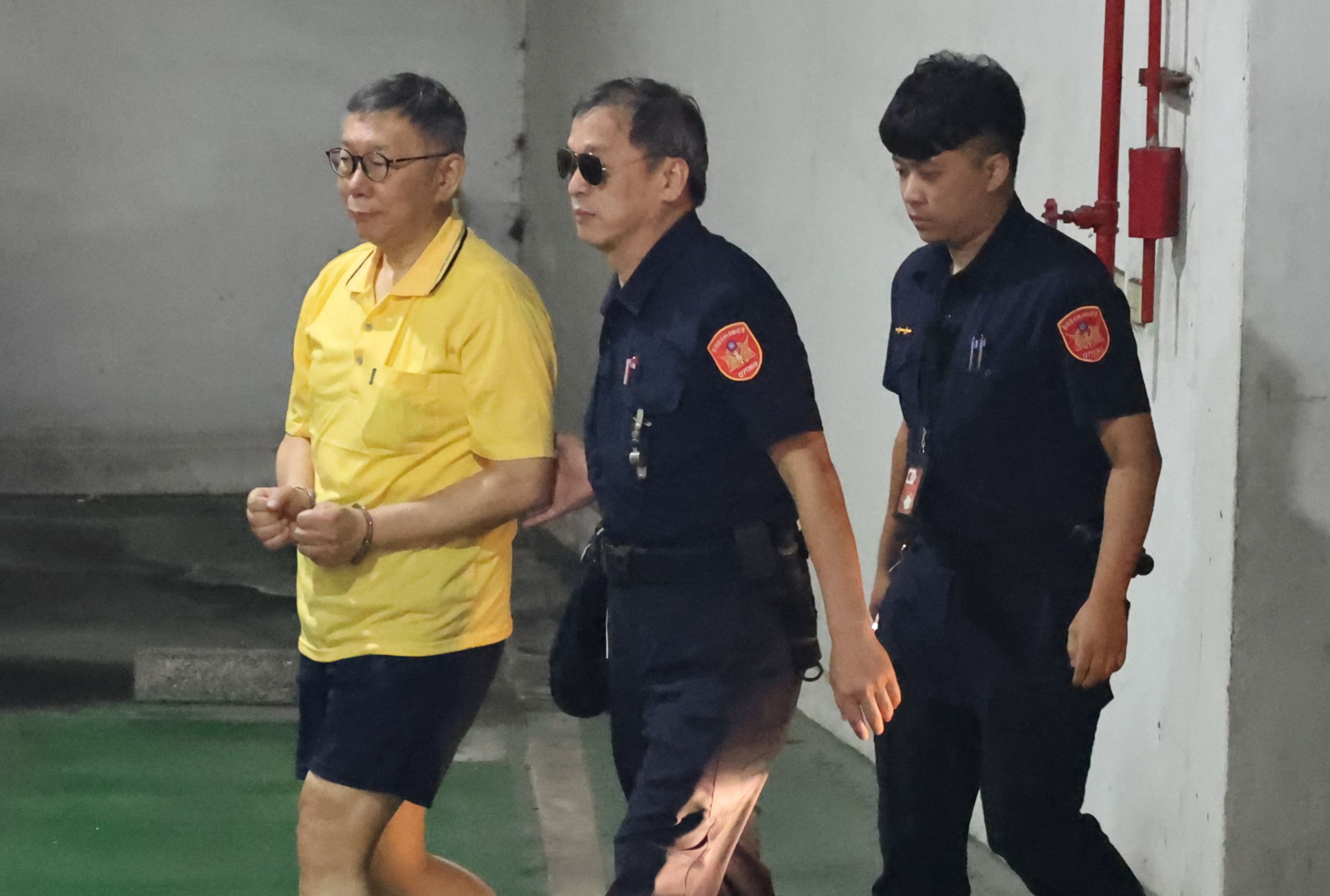 民眾黨主席柯文哲(左)涉京華城貪污弊案遭羈押已逾一個月。資料照片/林啟弘攝