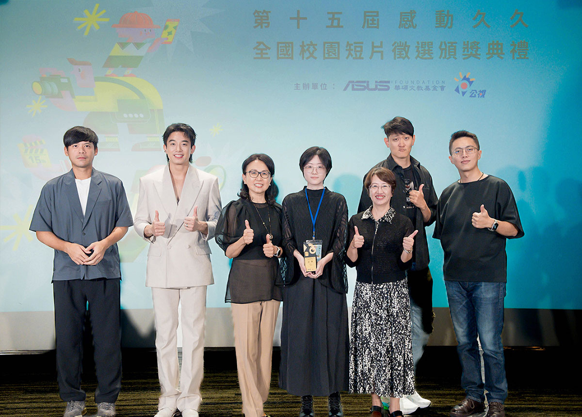 橫式短影音組金獎由實踐大學王靖君《微光》獲獎,華碩文教基金會執行長魏杏娟,公視副總經理謝玒玲,以及評審林君陽、林佑恩、葉傳耀及初孟軒頒獎。