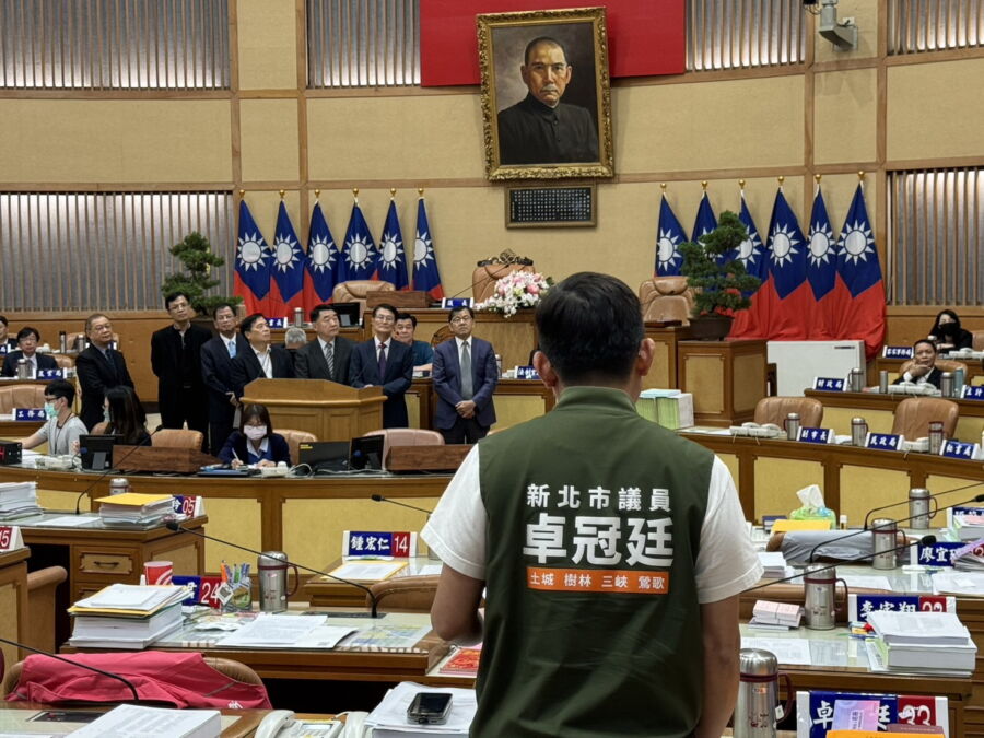 圖/針對民眾被當提款機誤入陷阱開單受罰,新北市議員卓冠廷要求副市長陳純敬2週內提改善方案,並聆聽在地民眾意見,徹底解決恐怖的駕駛陷阱。(新北市議員卓冠廷服務處提供)