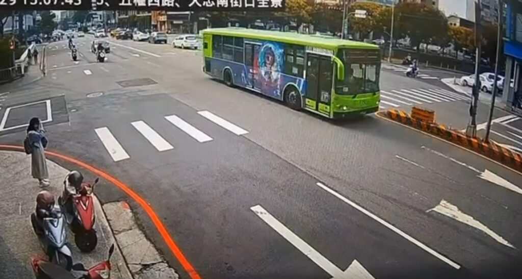 ▲圖說：當路口所有車輛均停等紅燈之際，一部公車飛快搶過路口疾駛而過            （圖／台中市政府 提供）