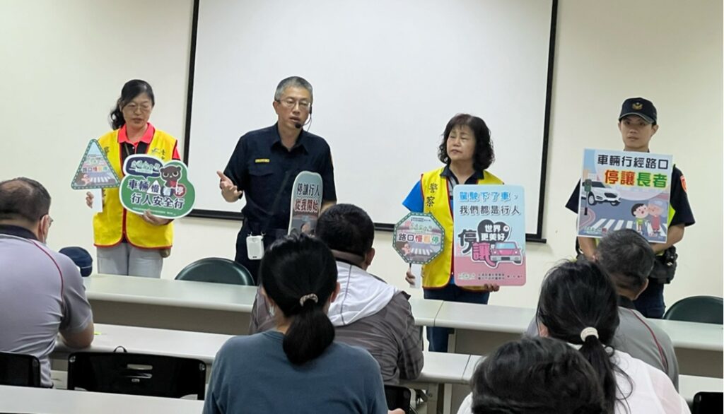 ▲圖說：中市府與警局志工宣導團於各大公車站駐點積極宣導大客車路口停讓安全駕駛 （圖／台中市政府 提供）