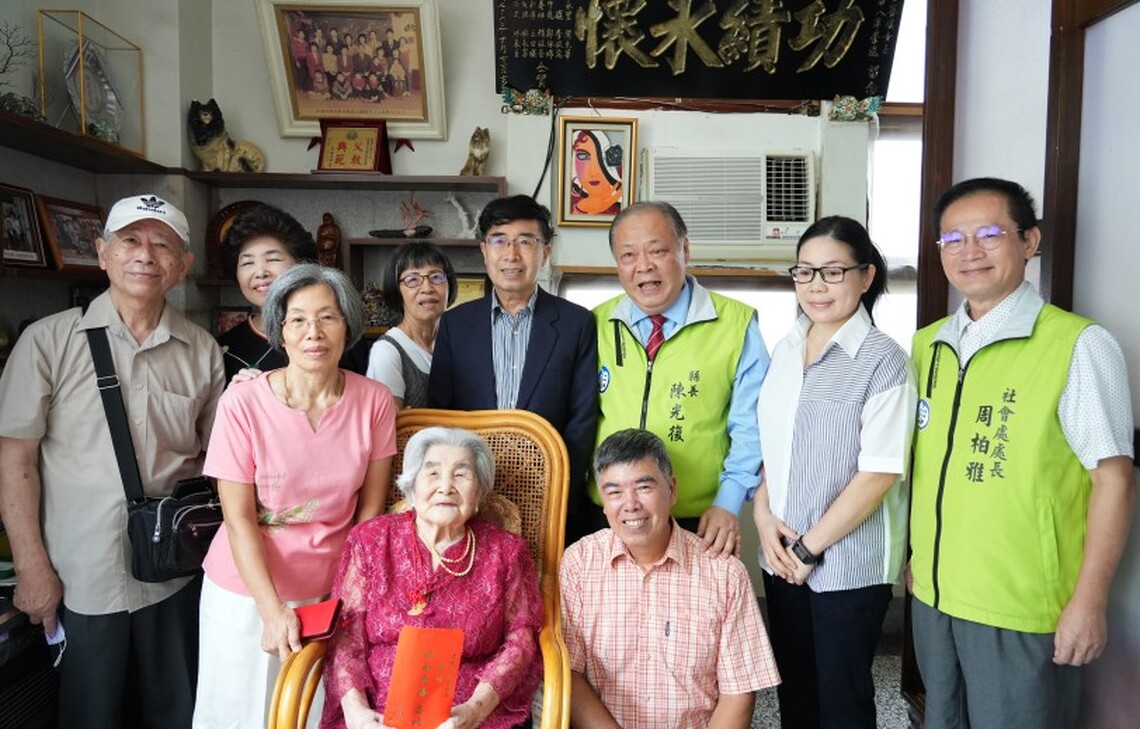 九九重陽敬老關懷 陳光復致贈百歲人瑞敬老金、賀匾及金鎖片