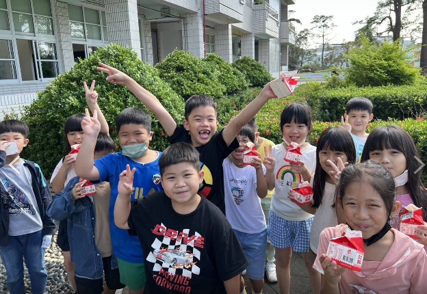 ▲小朋友翹首以盼的鮮奶送來學校了(記者李堂安翻攝)