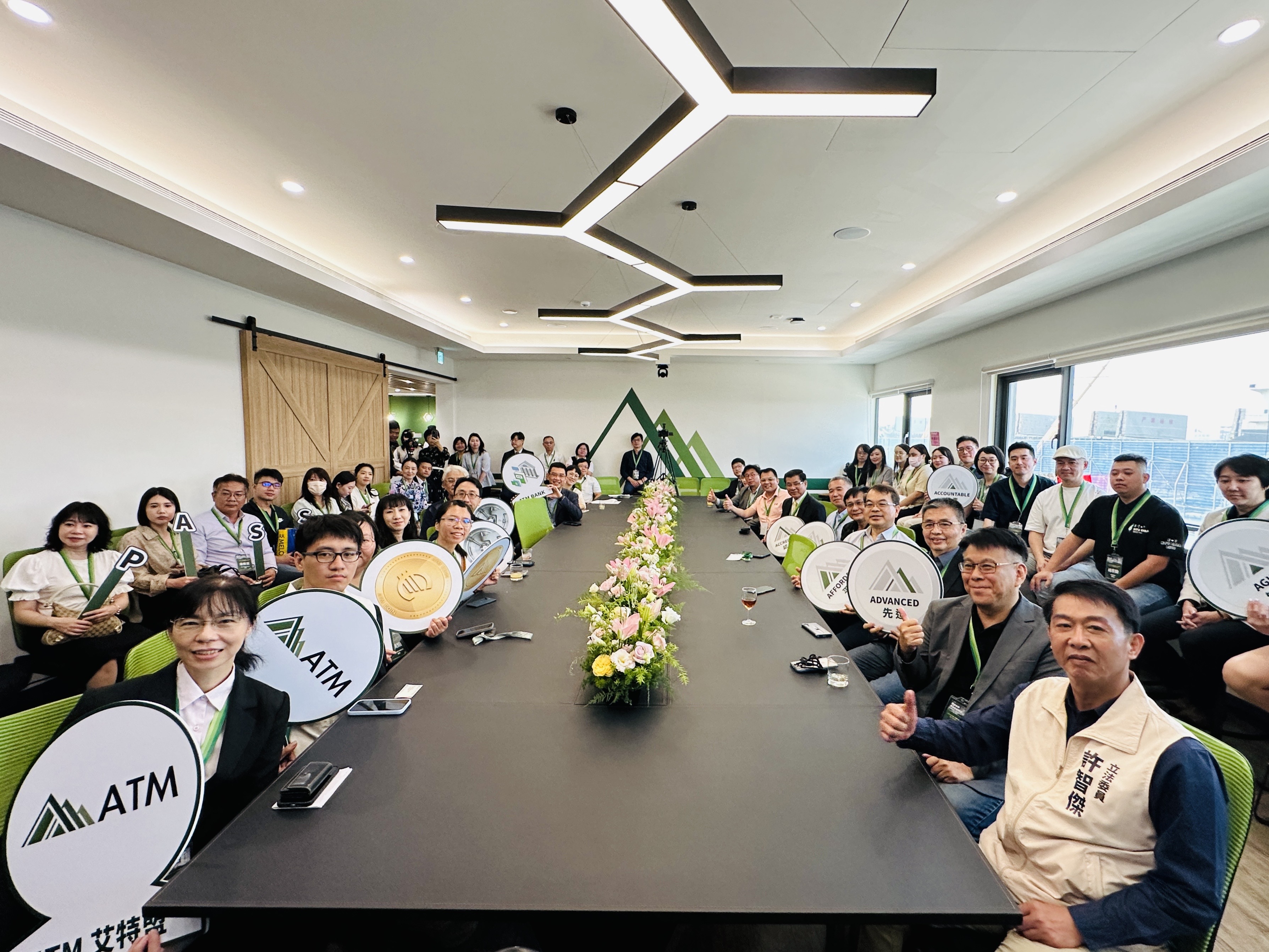▲ 貴賓合影，共同見證ATM Bank食事求識知識銀行平台啟動的重要時刻。(圖／提供業主提供)
