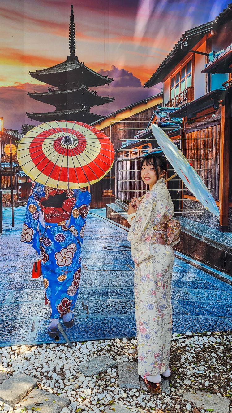 ▲千野村內有日本和服供遊客換裝宛如出國般。（圖/記者黃淑貞攝）