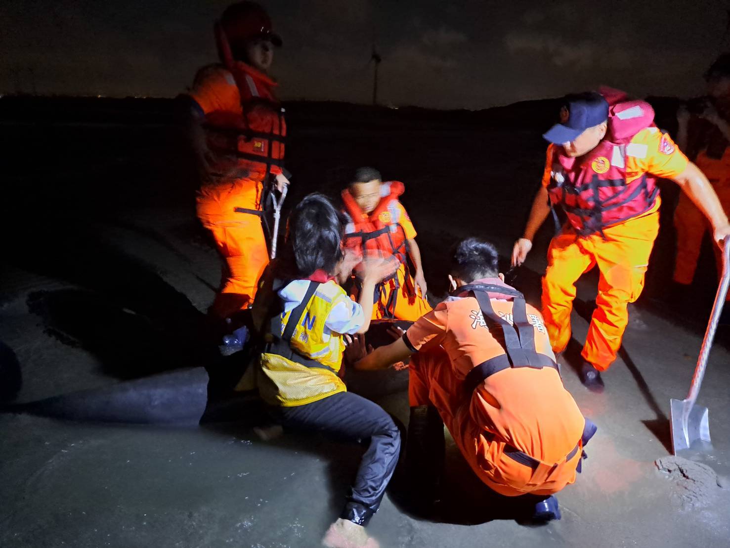 鷥林沙灘4隻擱淺鯨豚 海保署MARN團隊搶救中
