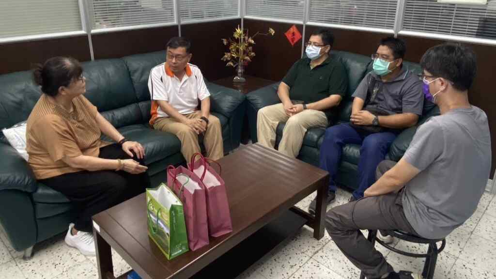 ▲中彰榮家為精進業務同仁的採購專業知能,近日由陳介生副主任帶領秘書室採購同仁至彰化縣政府行政處學習彰化縣政府的開標作業程序。(記者林明佑翻攝)