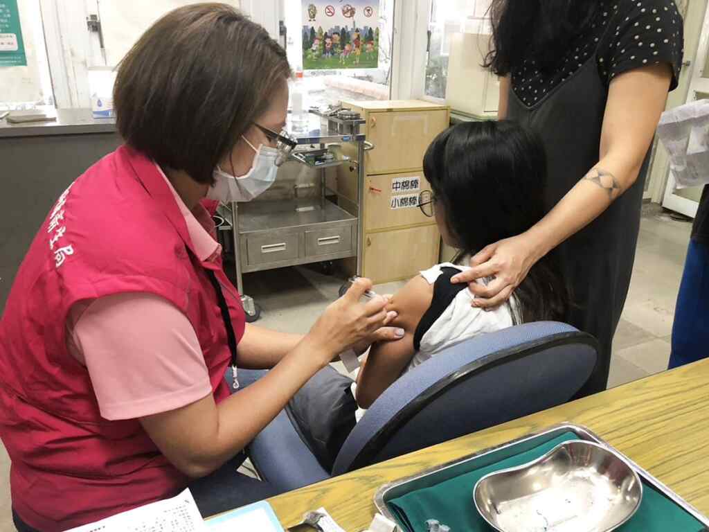 ▲防治子宮頸癌及HPV感染,南投縣13家衛生所入校提供HPV公費接種服務。(南投縣衛生局提供)