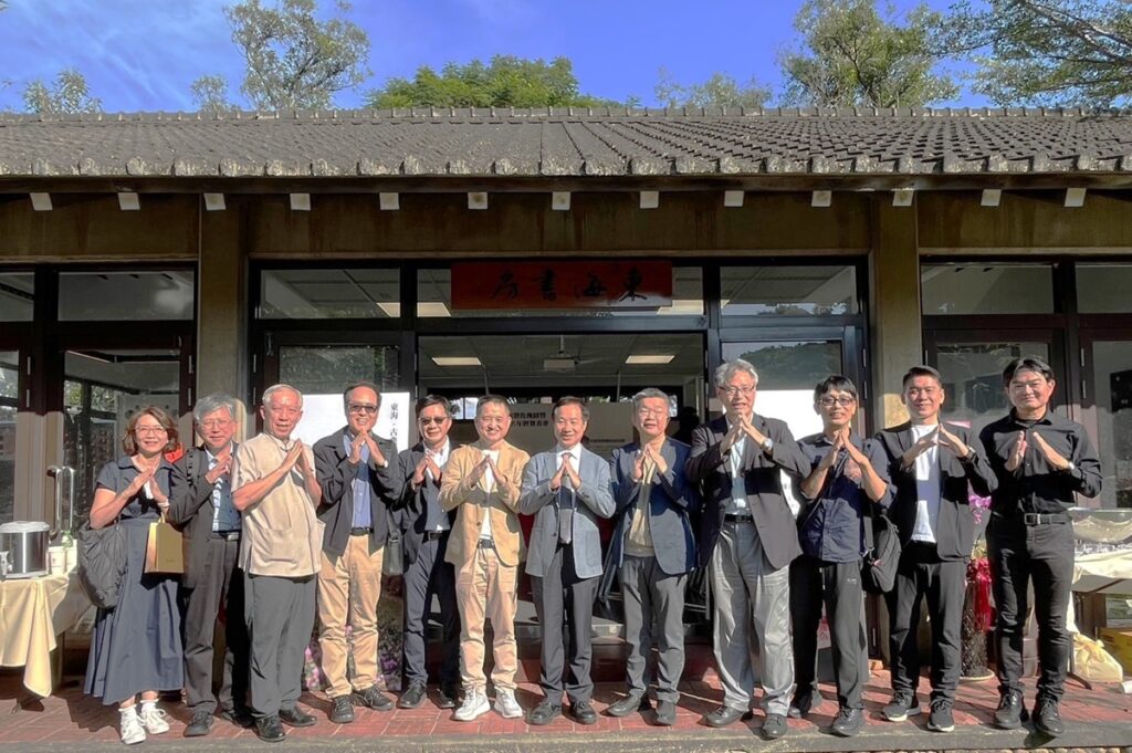 藝術家黃騰輝「東海書房」發表「2025年藝術年曆暨東海古典玫瑰園捐贈」活動,政治界、藝文界重量級人士親臨見證祝福。(圖/東海大學提供)