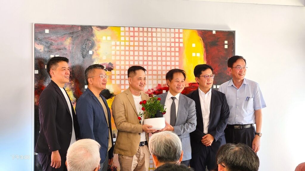 黃騰輝特別贈送了一盆玫瑰給東海大學校長張國恩,以表達他對母校的深情厚意,宣佈將在東海校園打造一座美麗的玫瑰園作為70週年校慶獻禮。(圖/陳惠玲攝影)