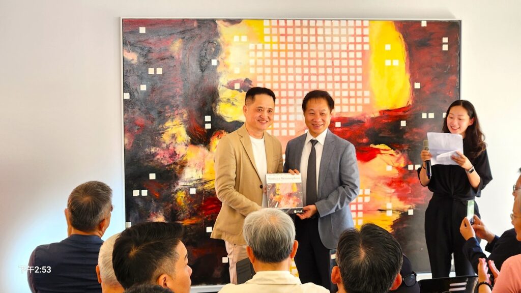 藝術家黃騰輝在母校東海大學盛大發表其2025年藝術年曆,並展示最新抽象畫作〈繁星〉。(圖/陳惠玲攝影)