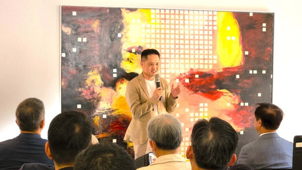 藝術家黃騰輝與其最新抽象畫作〈繁星〉。(圖/陳惠玲攝影)