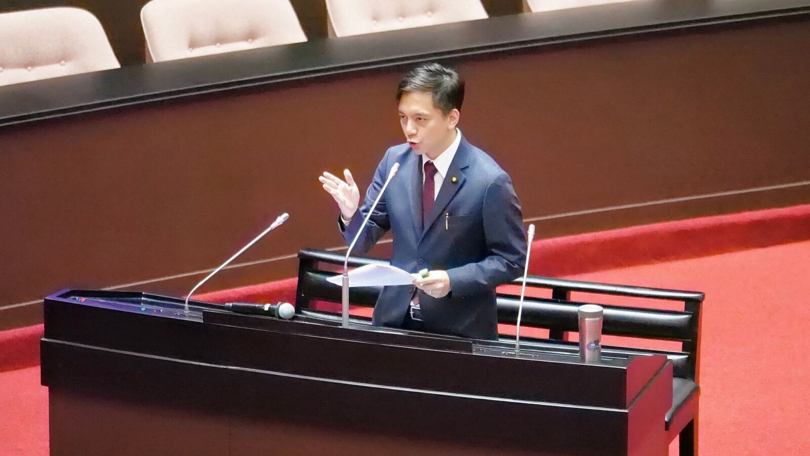 消防員用犧牲換血淚教訓 牛煦庭籲立法納管倉儲業 230 消防員用犧牲換血淚教訓 牛煦庭籲立法納管倉儲業 229