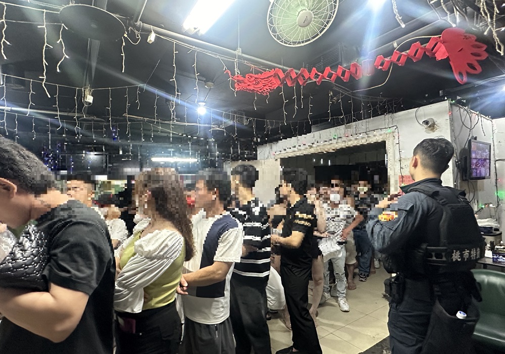 桃園越南舞廳開毒趴 桃檢警移帶回348人送辦 224 248241008a03