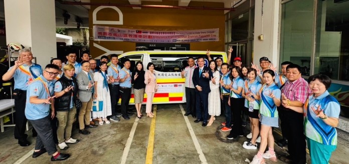 桃園龍山扶輪社送暖 贈桃消新式救護車 62 S 38117418 0