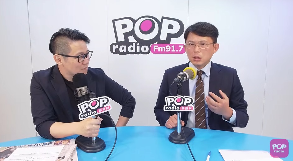 黃國昌(右)在廣播節目表態,請基隆市民對罷免市長謝國樑投「不同意」。圖/Pop Radio官方YT