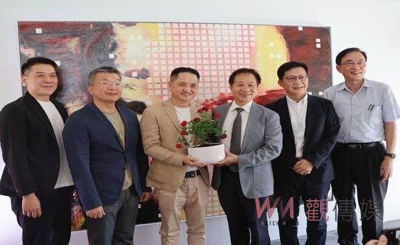 藝術饗宴!黃騰輝攜東大發表2025聯名年曆 捐贈玫瑰園冠蓋雲集見證