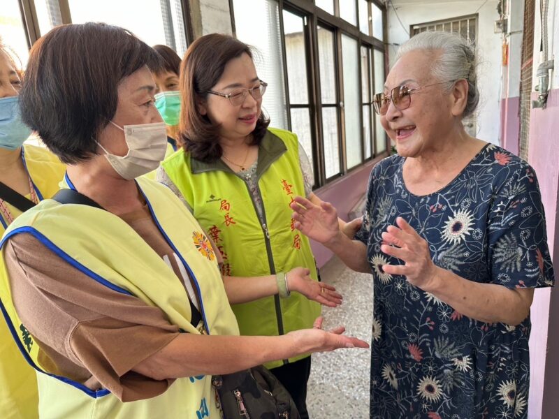 圖文:臺中郵局辦理榮民服務處「重陽九九 郵愛久久」關懷獨居長者公益活動。