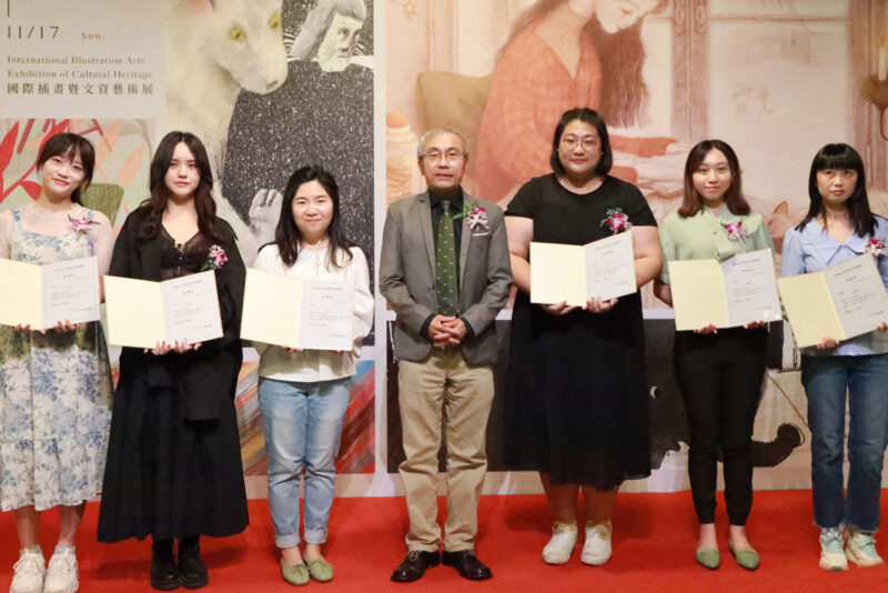 圖文:陳濟民局長頒發感謝狀予參展插畫家(照片由左而右分別為卓惟、張祐綾、呂巧智、文資局陳濟民局長、郭舒凡、華瑜萱、吳芊頤)。