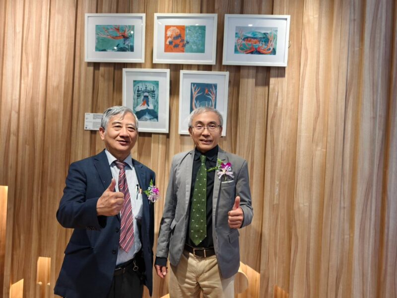 圖文:文化資產局陳濟民局長( 右) 與中國醫副院長謝凱生(左) 參觀插畫作品。