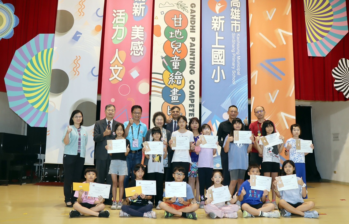 漾新聞|紀念甘地誕辰 印度台北協會頒獎表揚新上國小獲「甘地兒童繪畫比賽」優勝學生