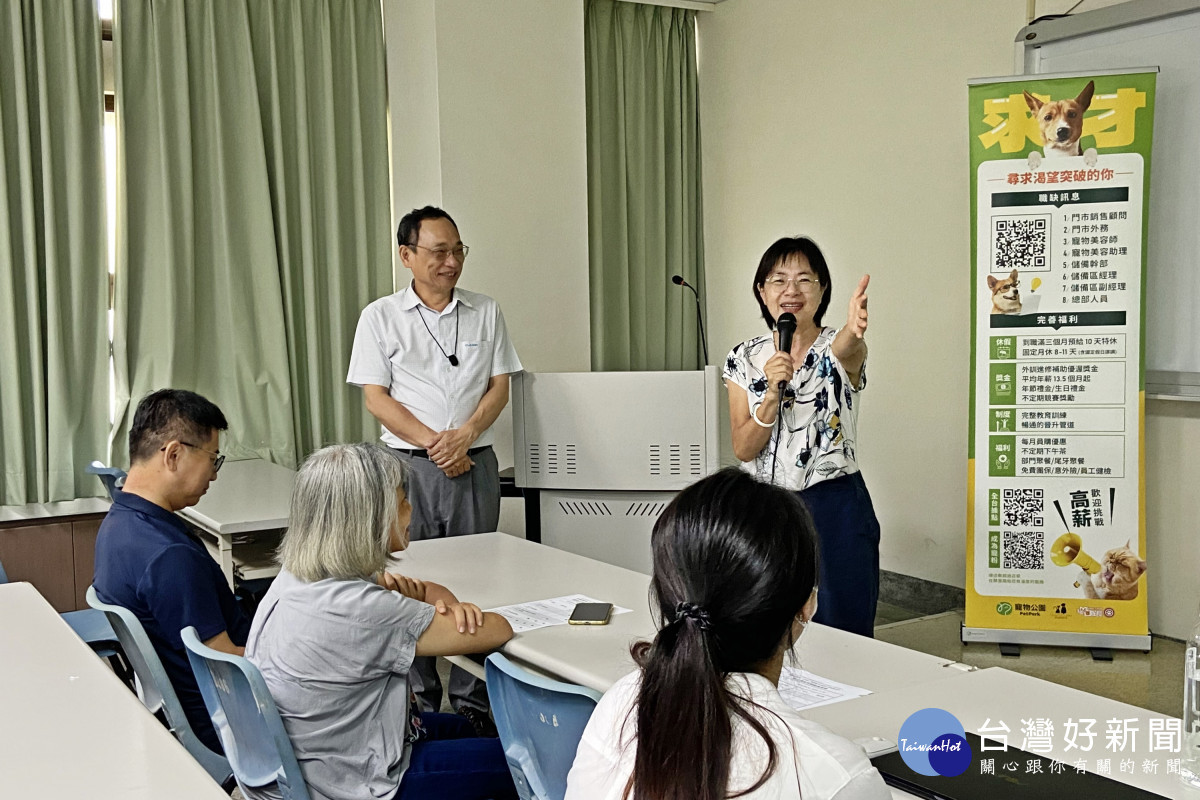 動保系系主任王雪芳(右)表示，業界人才需求大，為讓進修部學生提早接觸職場，將持續辦理產業媒合會。