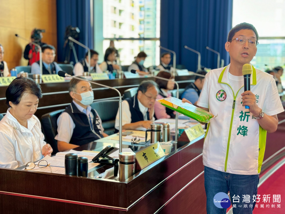 市議員林祈烽議場贈米　盼中市府「吃米也要知米價」
