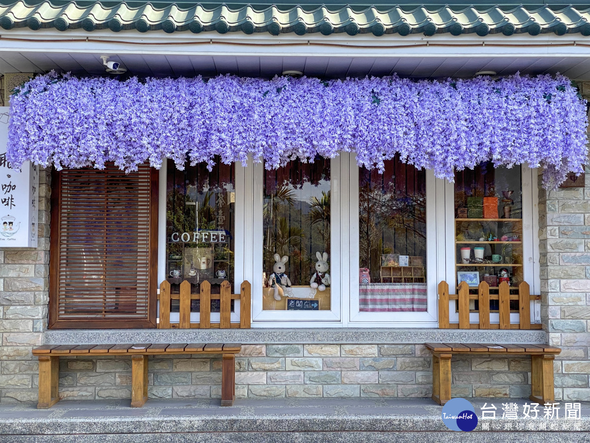 「茶壺咖啡語茶莊園」的永不凋謝粉紫花串從屋簷洩下,彷彿走入日劇場景/嘉義縣政府提供