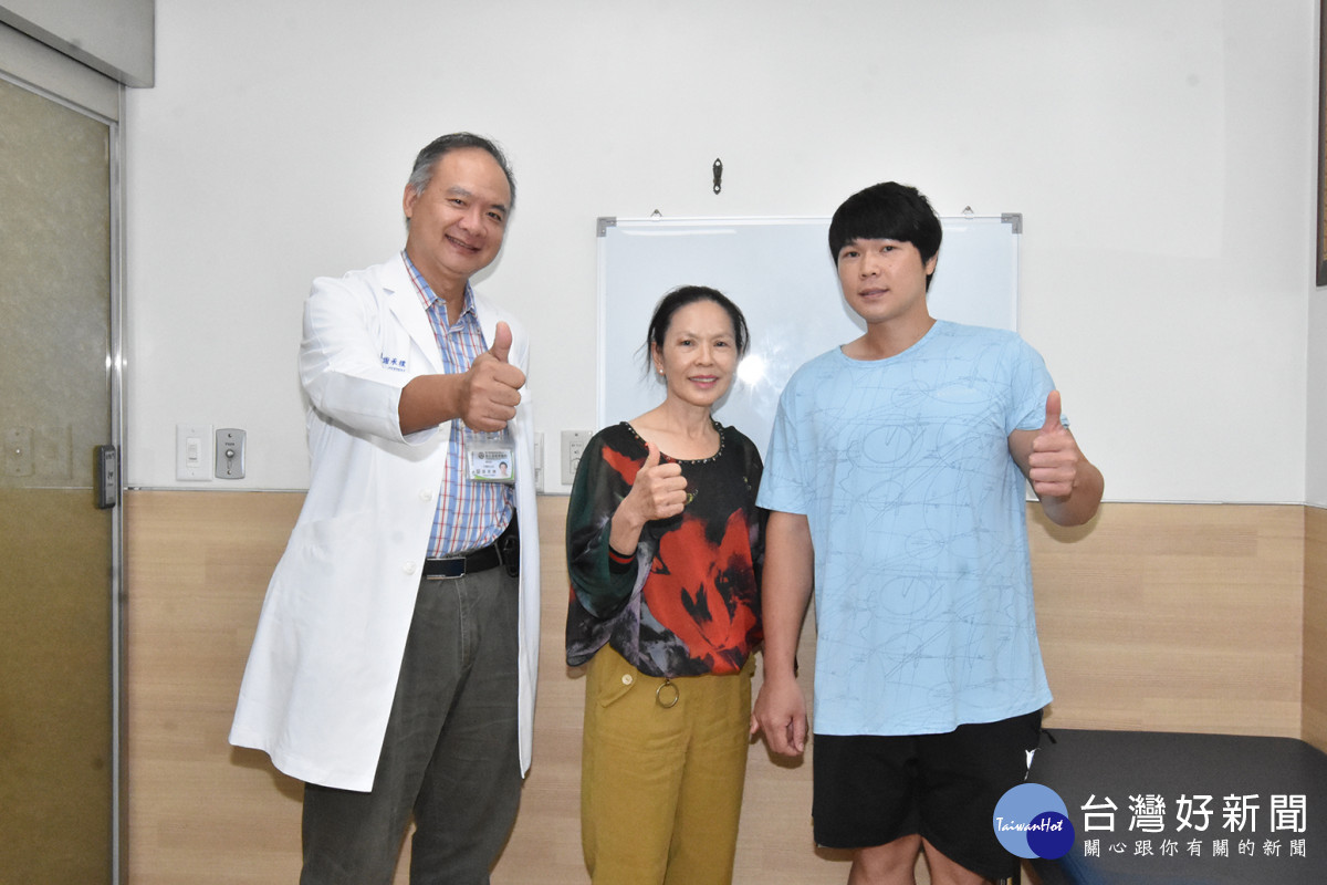 謝承樸主任為攤商母子進行「微創關節鏡旋轉肌修補手術」後搭配復健,目前已成功恢復肩部功能。圖/彰基醫院提供