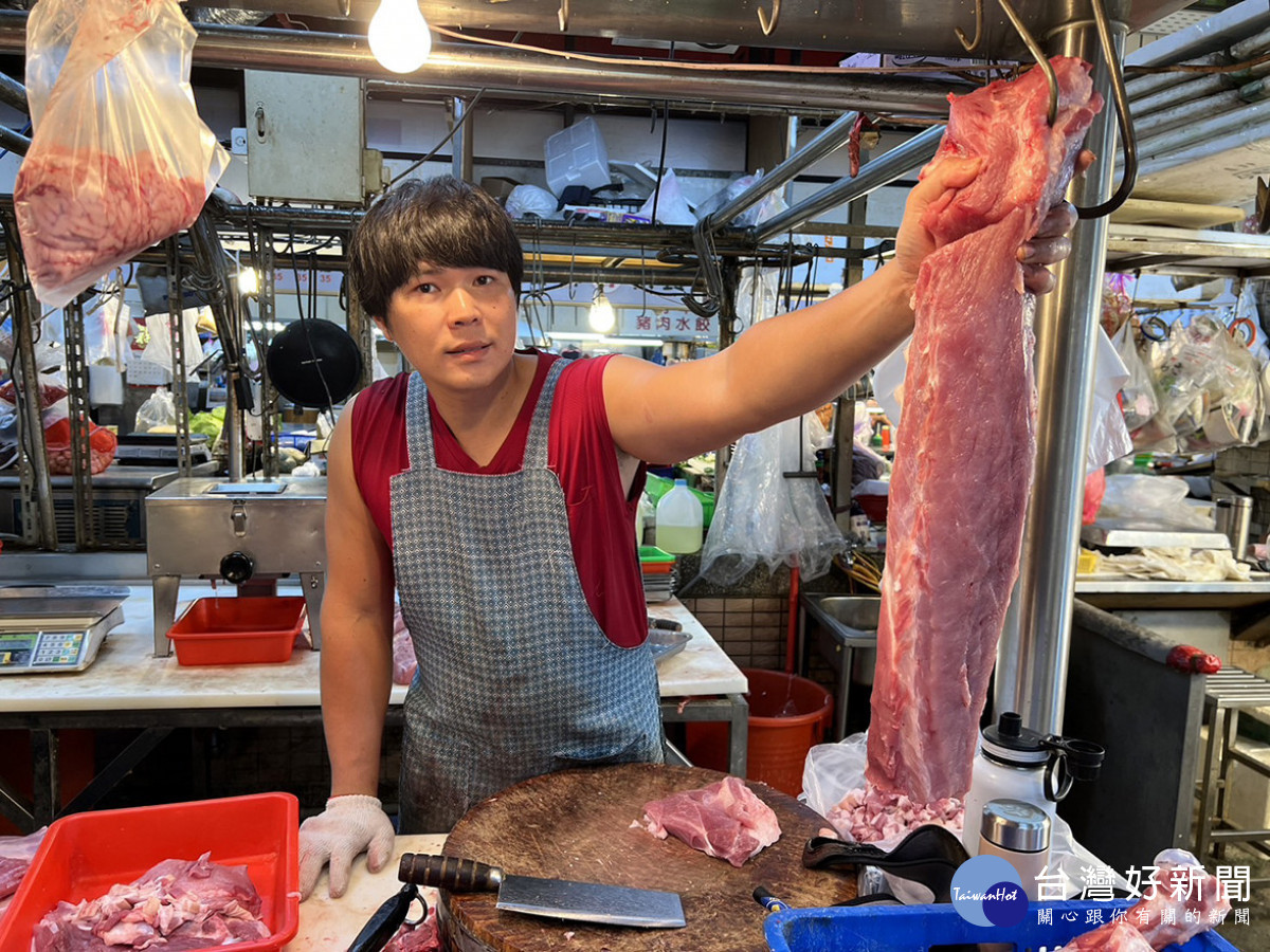 林先生母子在市場經營豬肉攤,長時間提重物和搬運工作,對左肩部造成損害,影響工作也影響日常生活。圖/彰基醫院提供