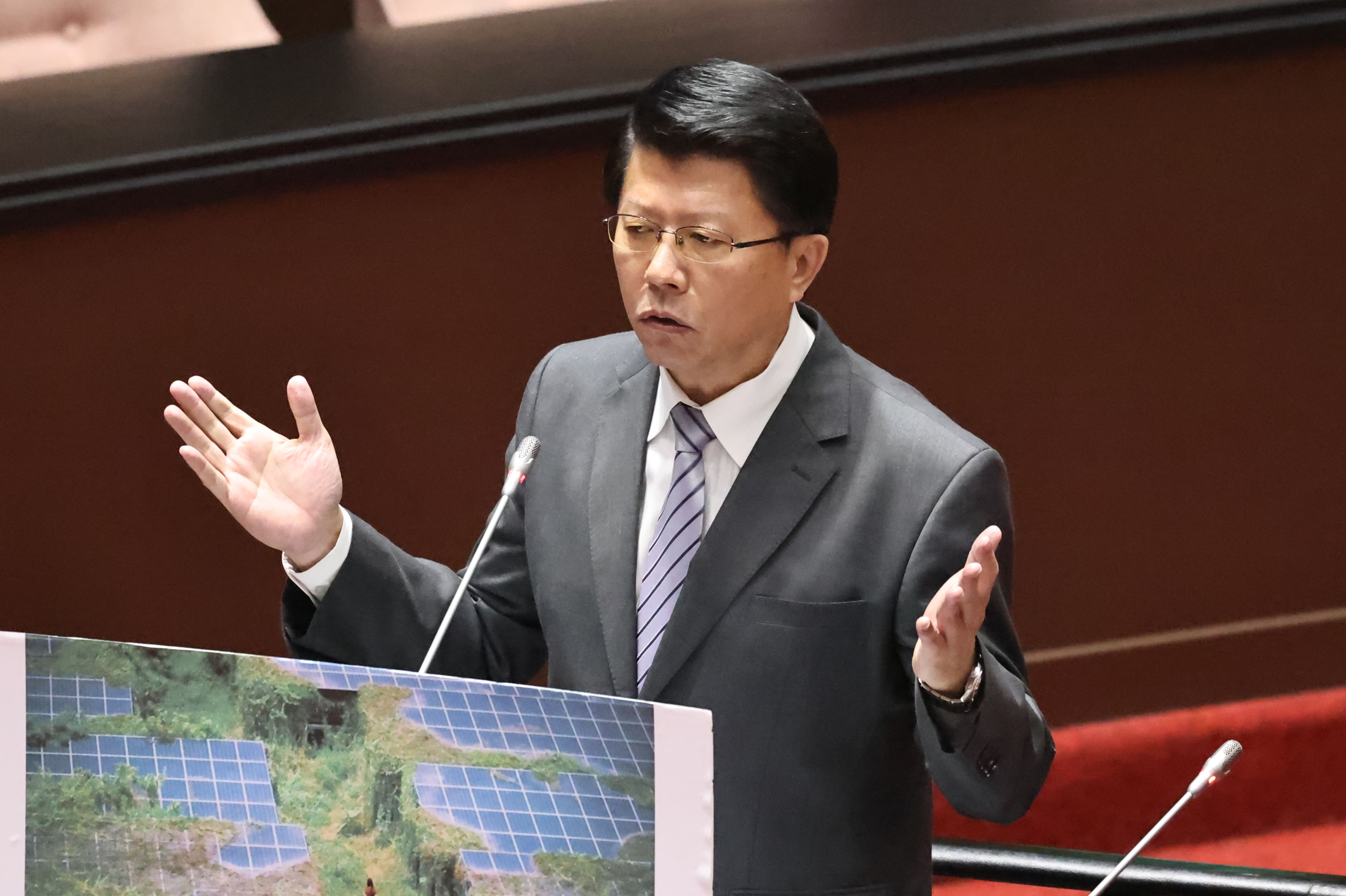 國民黨立委謝龍介今(9日)受訪時表示,很感動賴總統願意講出中華民國,也願意回到中華民國這個家庭裡面來。資料照片/林啟弘攝
