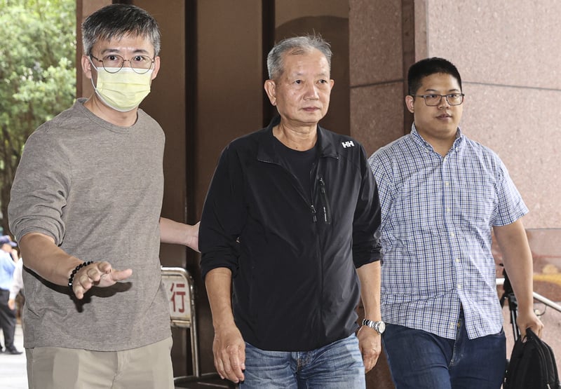 檢廉偵辦京華城案,9日以證人身分傳喚博奕大亨陳盈助的左右手邱清章(中)等人,邱清章下午移送台北地檢署複訊。中央社