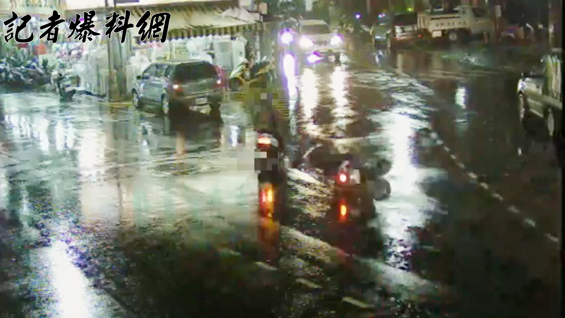 ▲新北市三重區中正北路、中正北路193巷口,昨(8)日19時許發生1起交通事故。(翻攝畫面)