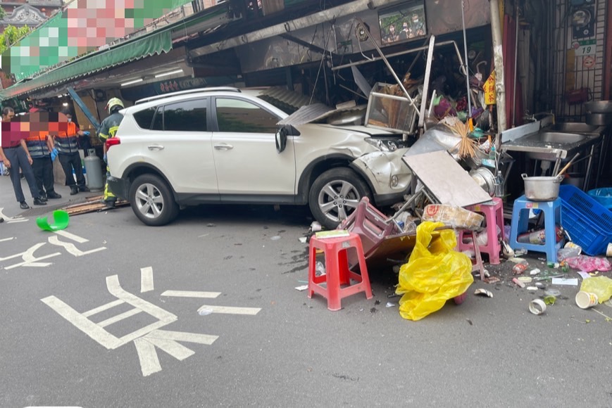 ▲台北市大同區永昌街迪化街商圈,今(9)日12時許發生1起交通事故。(翻攝畫面)