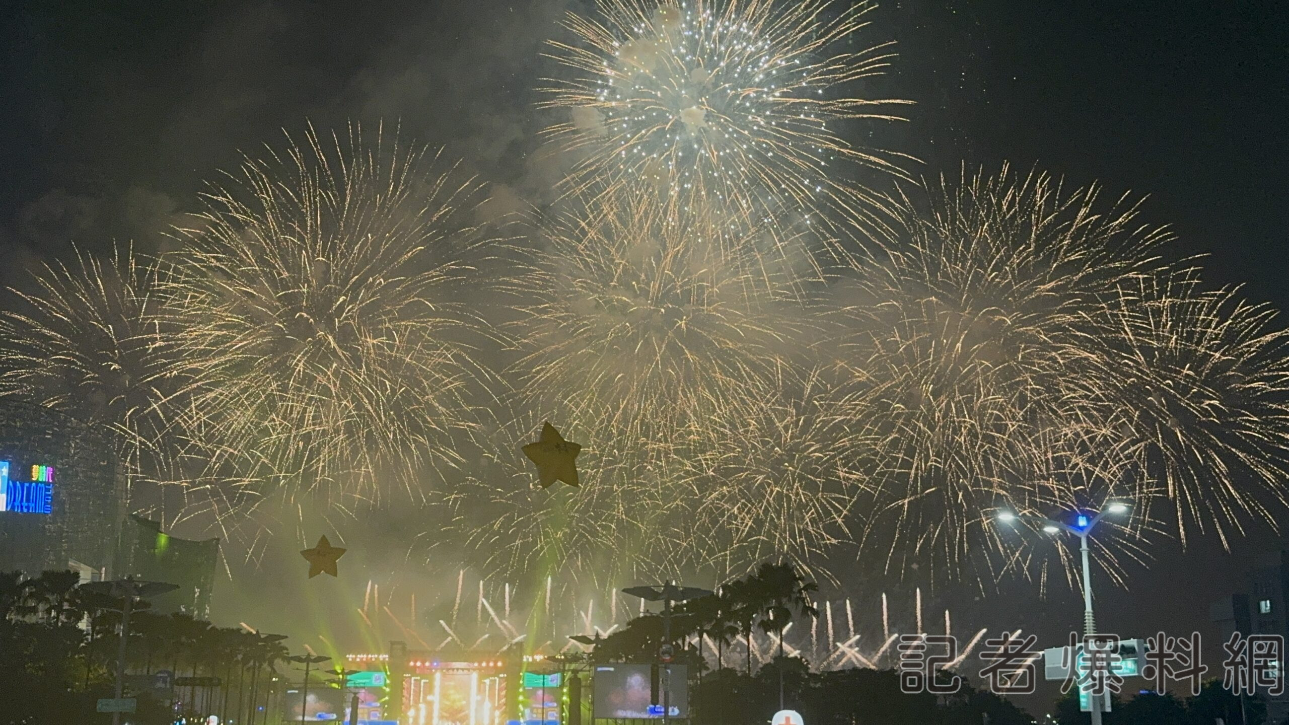高雄長達4分鐘花火點亮夜空。(圖/記者金東天攝)