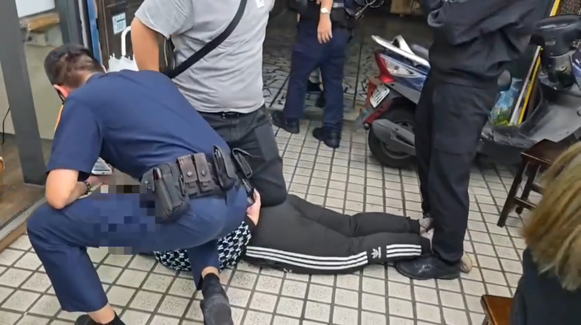 ▲新北市昨(8)日22時許發生1起擄人案件,王姓嫌犯因日前糾紛,竟糾眾強押仇家到山區圍毆。(翻攝畫面)