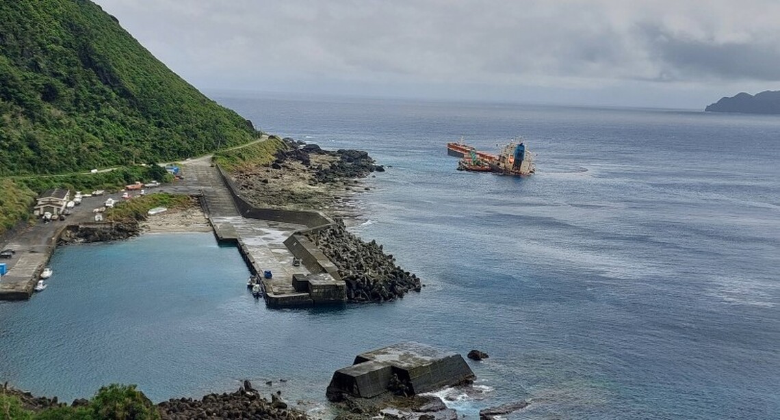 航港局會同海保署積極督促蘭嶼擱淺貨輪抽油進度 要求船東於10/11完成全數餘油抽除