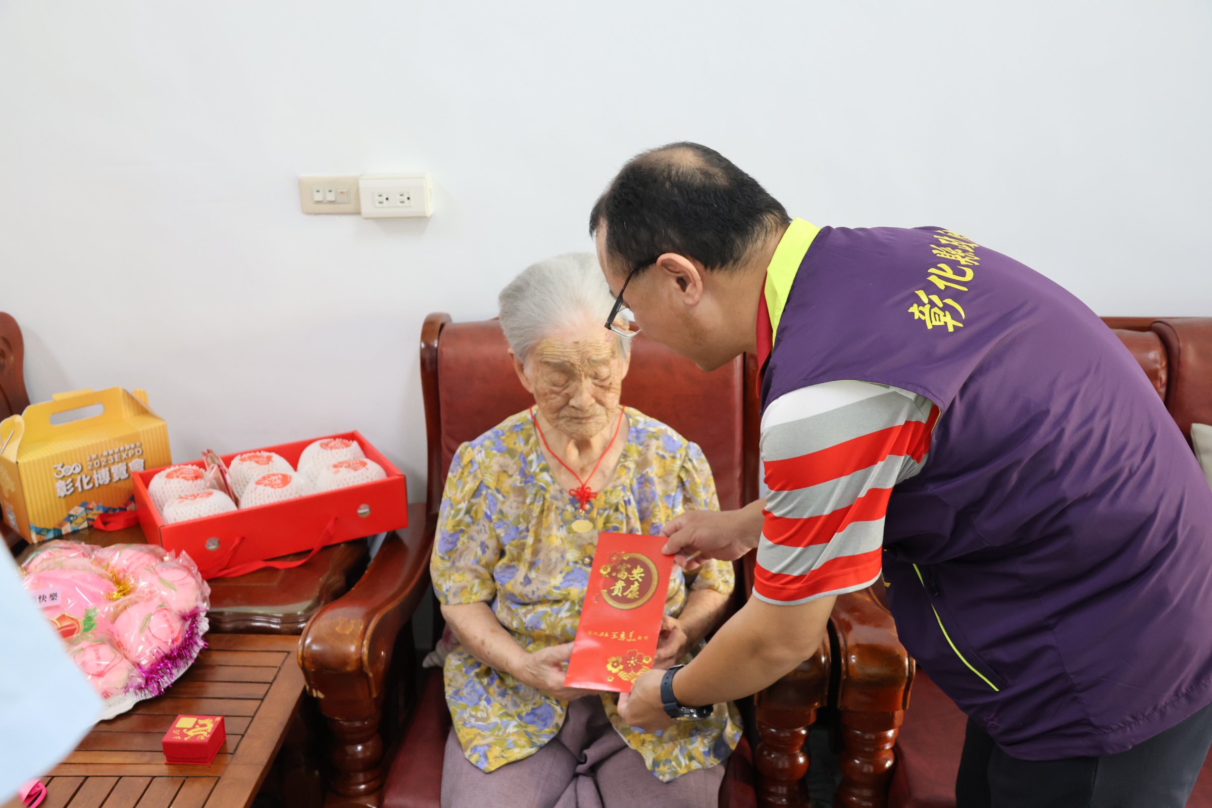 ▲重陽節前夕，員林市公所主任秘書賴冠宇等人，走訪百歲人瑞，市公所致贈每位人瑞「福祿壽」金戒指一只及禮品。（員林市公所提供）