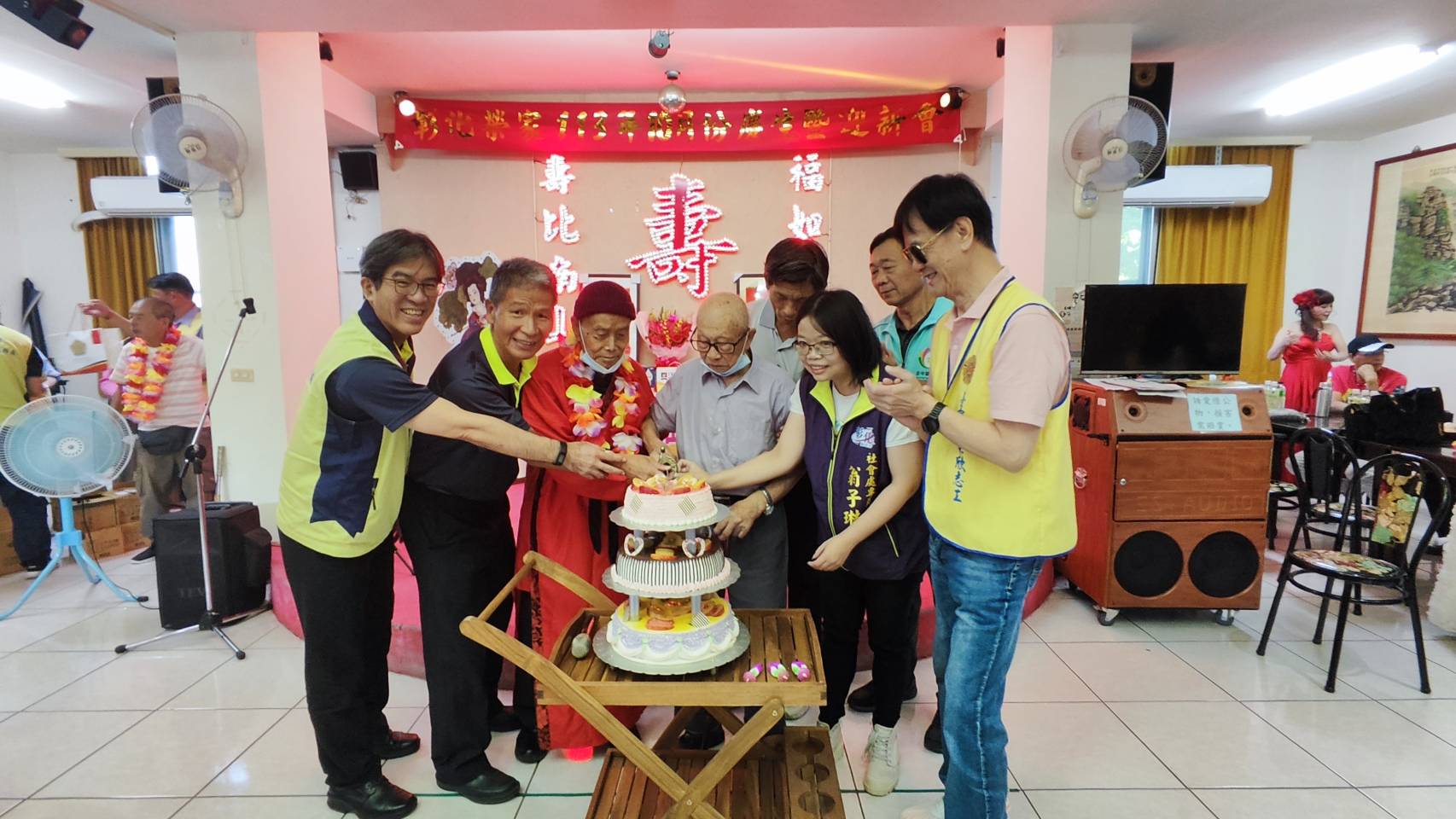 ▲榮民范平仲先生在雙十國慶前夕成為百歲人瑞,彰化榮家舉辦一場溫馨的生日派,為壽星獻上祝福。(記者張溎壕攝)