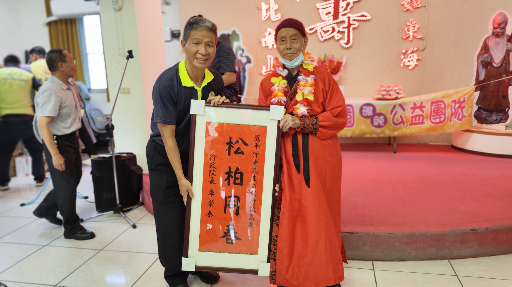▲榮民范平仲先生在雙十國慶前夕成為百歲人瑞，彰化榮家舉辦一場溫馨的生日派，為壽星獻上祝福。（記者張溎壕攝）