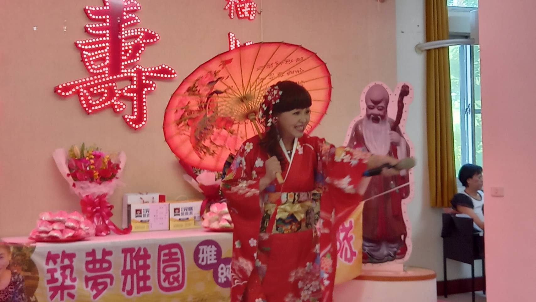 ▲榮民范平仲先生在雙十國慶前夕成為百歲人瑞，彰化榮家舉辦一場溫馨的生日派，為壽星獻上祝福。（記者張溎壕攝）