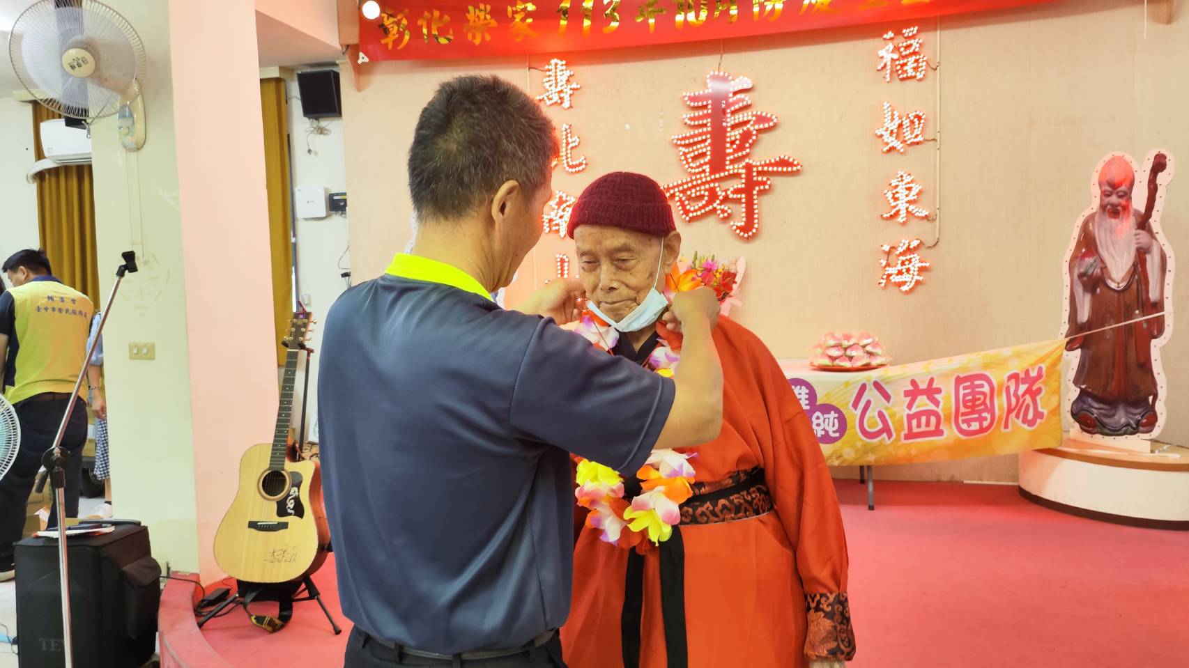 ▲榮民范平仲先生在雙十國慶前夕成為百歲人瑞，彰化榮家舉辦一場溫馨的生日派，為壽星獻上祝福。（記者張溎壕攝）