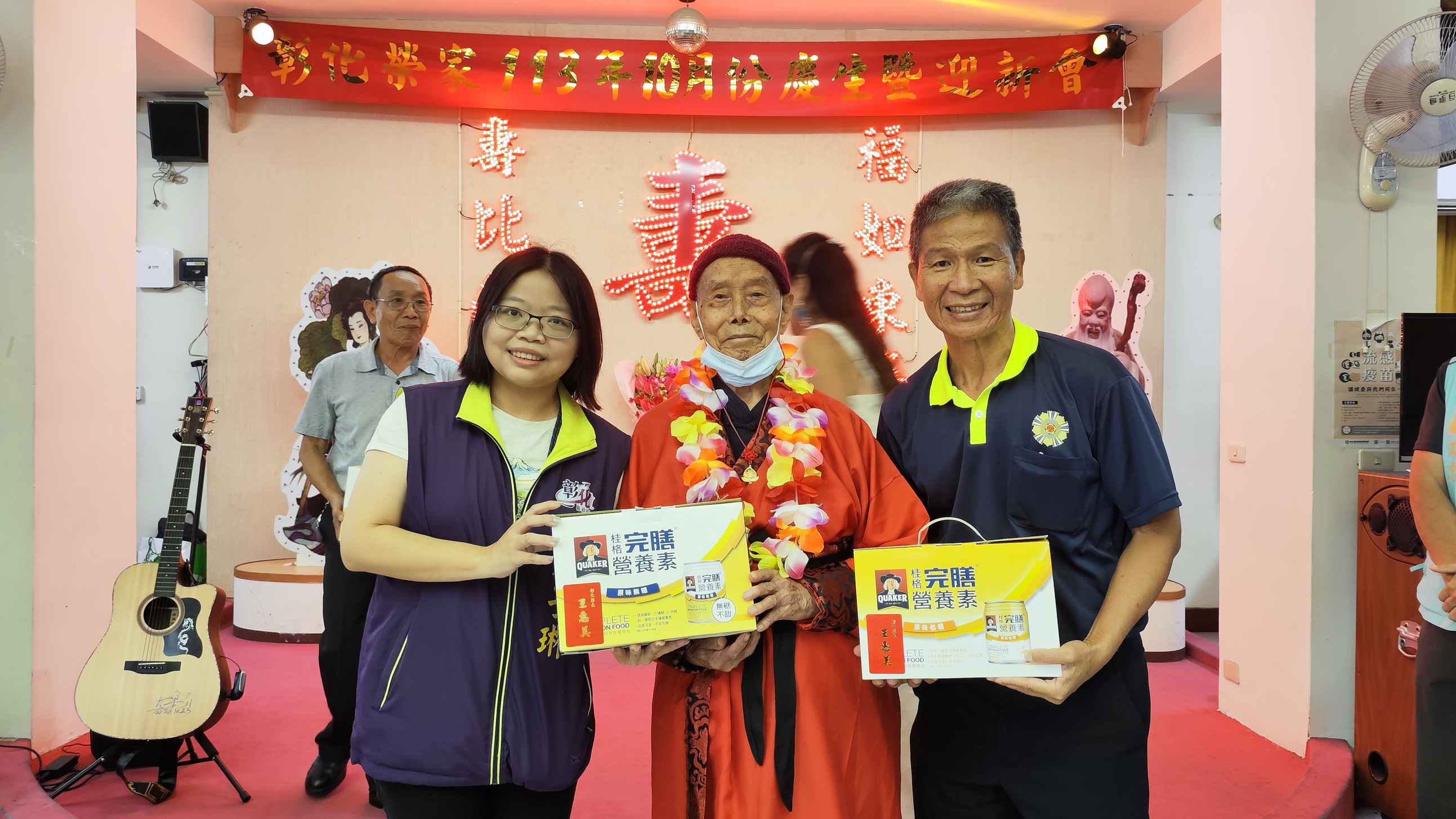 ▲榮民范平仲先生在雙十國慶前夕成為百歲人瑞，彰化榮家舉辦一場溫馨的生日派，為壽星獻上祝福。（記者張溎壕攝）